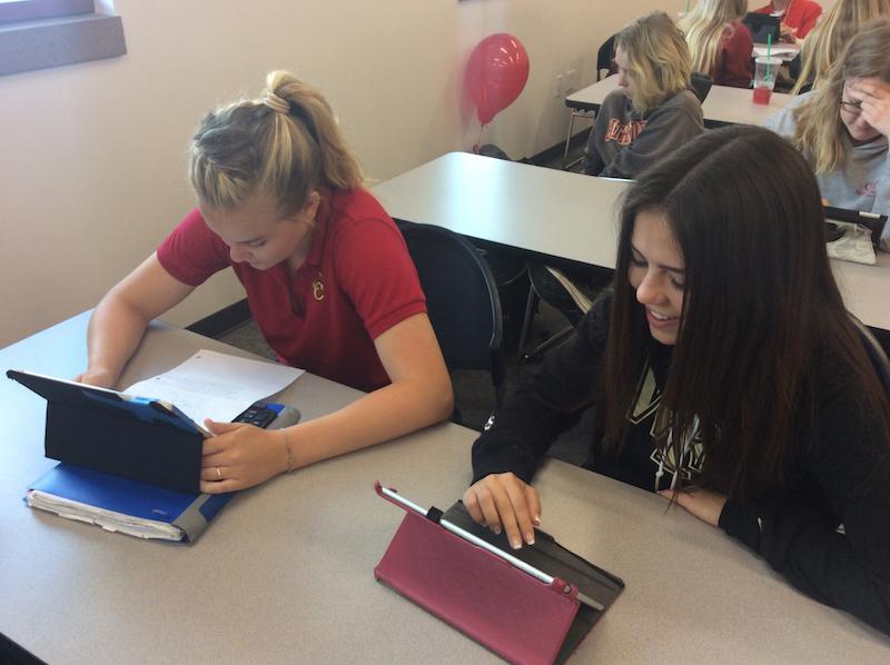 AP Psychology students Katherine Firsching 16 and Nikita Wollerman 16 work on their independent experiments. Next year, AP Psychology will be replaced by a dual-enrollment class.