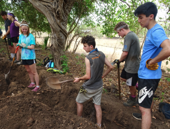 Despite the humid weather, Dons participating in the Nicaragua trip keep spirits high whilst digging trenches in El Pedregal. 