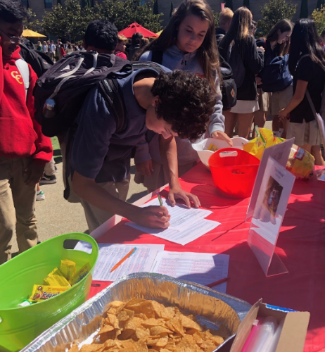 Daniel Pedler ‘21 signs up for the Build a Miracle Club, which is a group that raises money to build houses in impoverished Mexican communities.