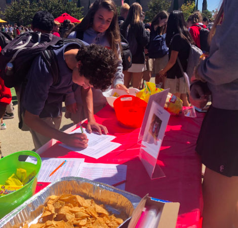 Daniel Pedler ‘21 signs up for Daniella Benitez’s ‘22 club, Build a Miracle, during Club Week earlier this year. The Build a Miracle club spends its time raising money for house construction throughout Mexico’s impoverished communities.