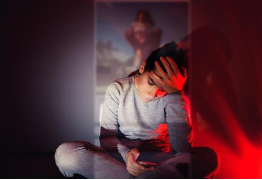 Teens+constant+use+of+social+media+causes+them+to+feel+depressed.+These+negative+influences+could+lead+to+long+term+mental+health+problems.