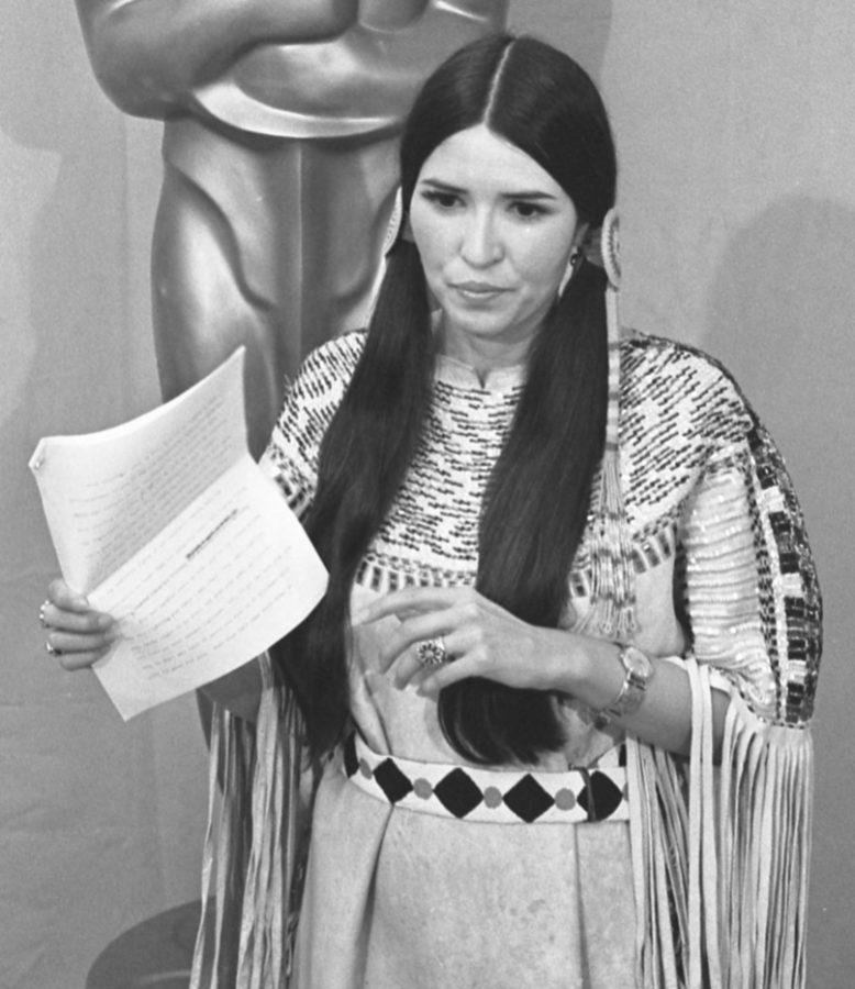 Above+pictured+is+Sacheen+Littlefeather+at+the+1973+Oscar%E2%80%99s+declining+Marlon+Brando%E2%80%99s+best+actor+award+on+his+behalf.