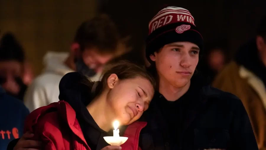 CCHS+NEWS+%7C+Students+mourn+the+loss+of+their+peers+in+a+mass+held+at+LakePoint+Community+Church+in+Oxford%2C+Michigan.+The+community+has+come+together+to+support+each+other+in+this+time+of+darkness.