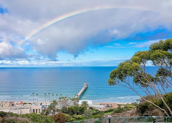 Birch Aquarium’s outdoor plaza features a stunning overlook of La Jolla’s gorgeous shores. Prom photos are sure to be a hit this year!
